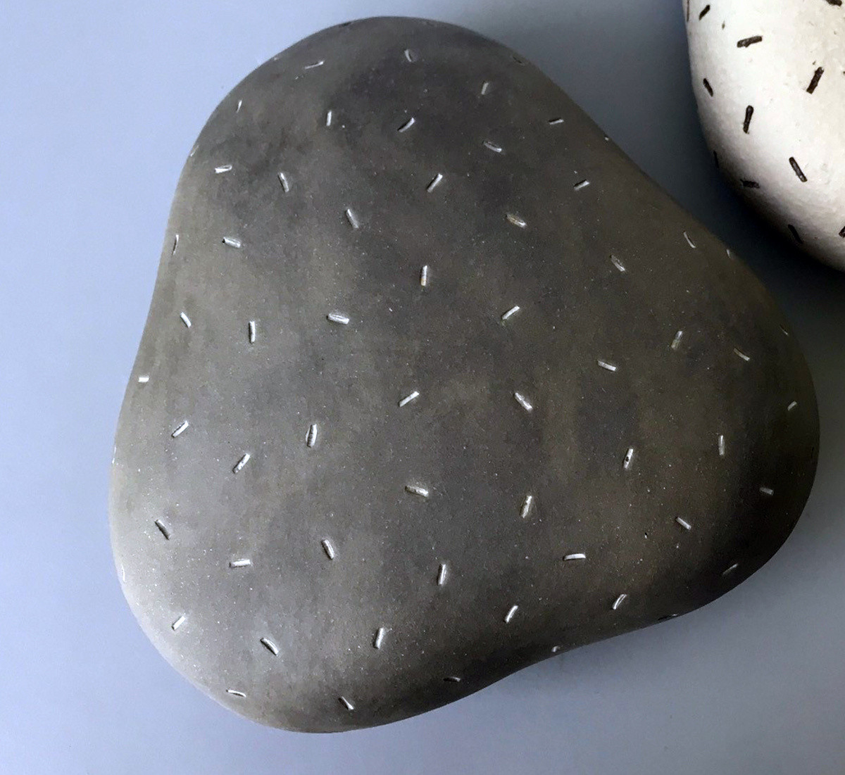 Margit Seland + Driehoek object, grijs m/streepje